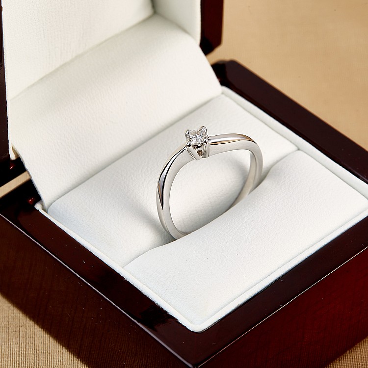 Inel de logodna din Aur Alb 18k cu Diamant Rotund - model i001