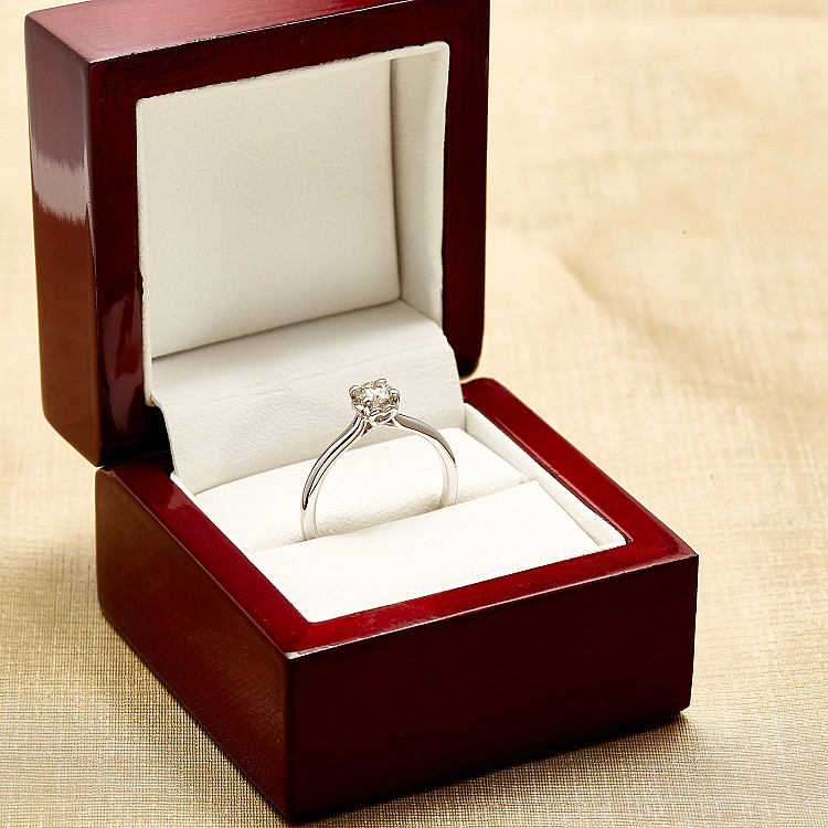 Inel Solitaire de logodna din Aur Alb 14k cu Diamant Incolor Briliant - model i123060