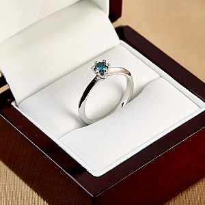 Inel de logodna model Tiffany din Aur Alb 14k cu Diamant Albastru 0.15ct i168Db