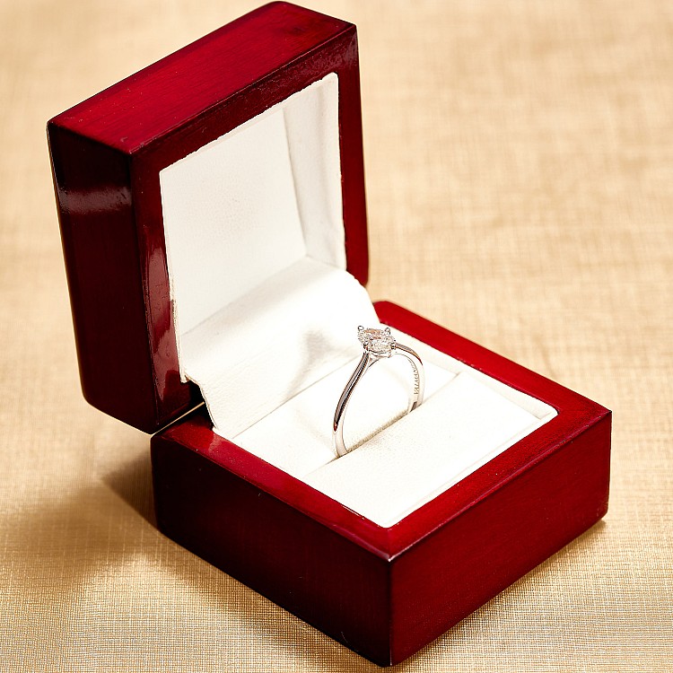 Inel de logodna Solitaire din Aur 18k sau Platina cu Diamant Oval Certificat GIA 0.50ct sau 0.70ct - model i1735.v2