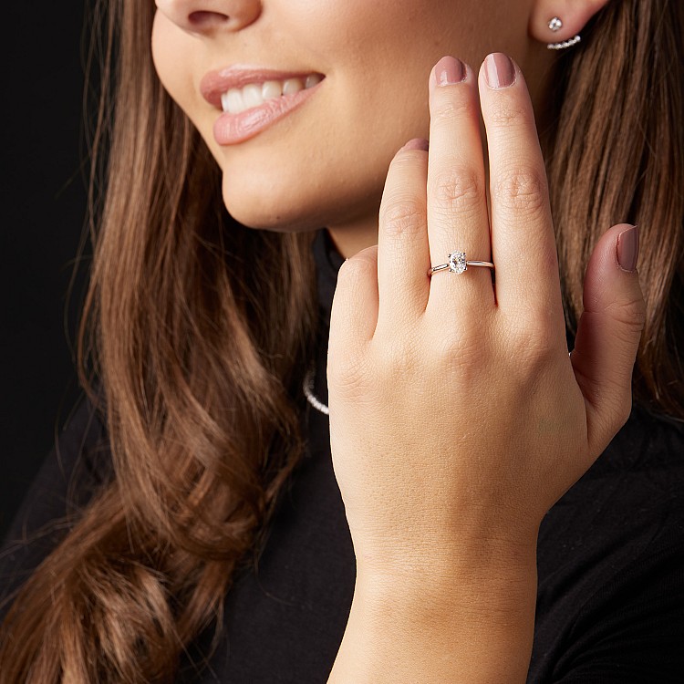 Inel de logodna din Aur 18k sau Platina cu Diamant Oval Certificat GIA 0.30ct sau 0.40ct - model i1735