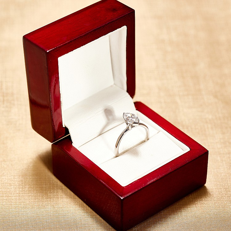 Inel de logodna din Platina cu Diamant Incolor Marquise Lab Grown Certificat IGI de 1.00ct - model i4454