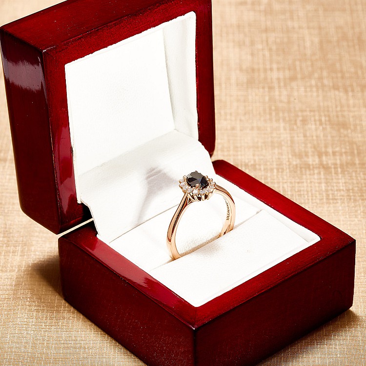 Inel de Logodna model Kate Middleton din Aur Roz 18k cu Diamant Negru Oval si Diamante Incolore - model i055