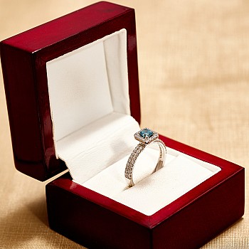Inel Cadou din Aur 18k sau Platina cu Diamant Albastru Princess si Diamante Incolore - model i1061
