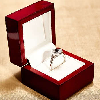 Inel de logodna Vintage din Aur 18k sau Platina cu Diamant Negru si Diamante Incolore - model i71887