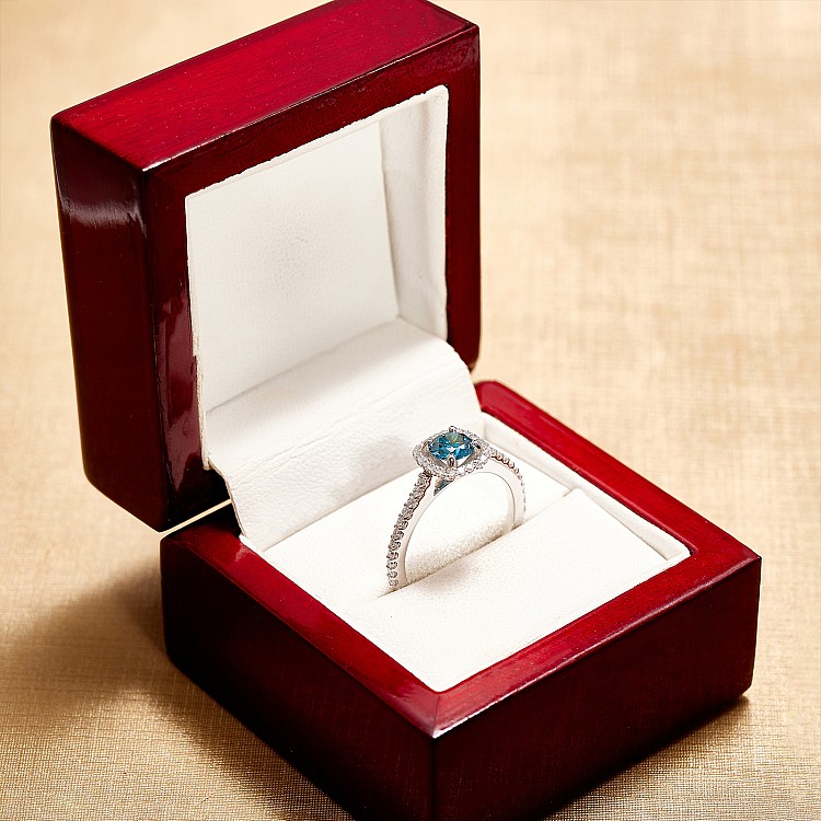 Inel de logodna Anturaj din Aur 18k sau Platina cu Diamant Albastru si Diamante Incolore - model i1420