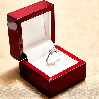 Inel de logodna Anturaj din Aur 18k cu Diamant Oval certificat GIA - model i1420