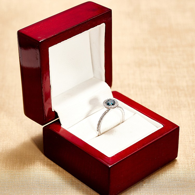 Inel de logodna Anturaj din Aur Alb 18k cu Diamant Albastru si Diamante Incolore - model i884