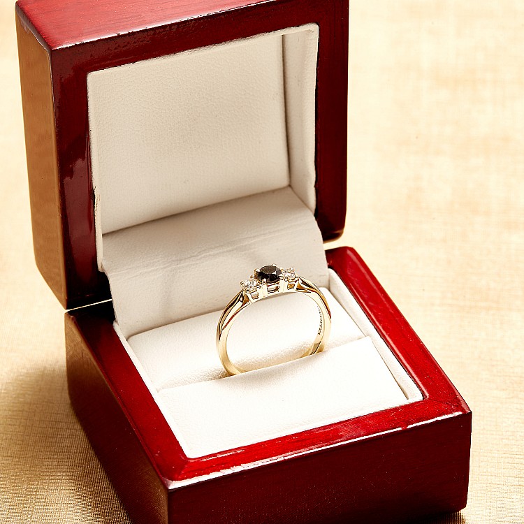 Inel de logodna Three Stone din Aur Galben 14k cu Diamant Negru si Diamante Incolore - model i025