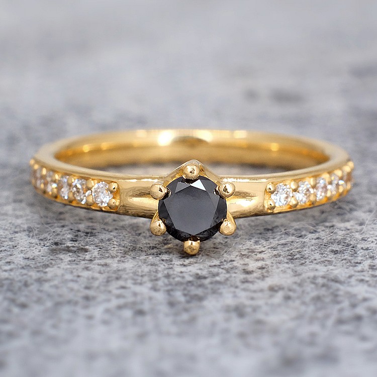 Inel de logodna din Aur 18k sau Platina cu Diamant Negru si Diamante Incolore - model i057