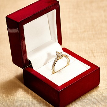 Inel de logodna Side - Stone din Aur Alb 18K cu Diamant Incolor Marquise Certificat GIA - model i1050