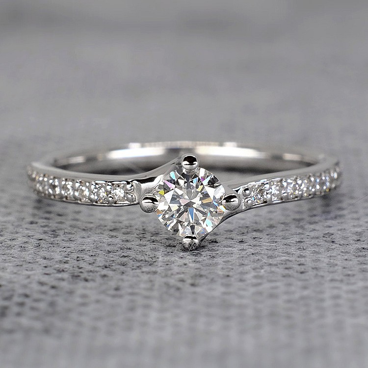 Inel de logodna Side Stone din Aur 18k sau Platina cu Diamant central Certificat - GIA 0.50ct sau 0.70ct - model i122358