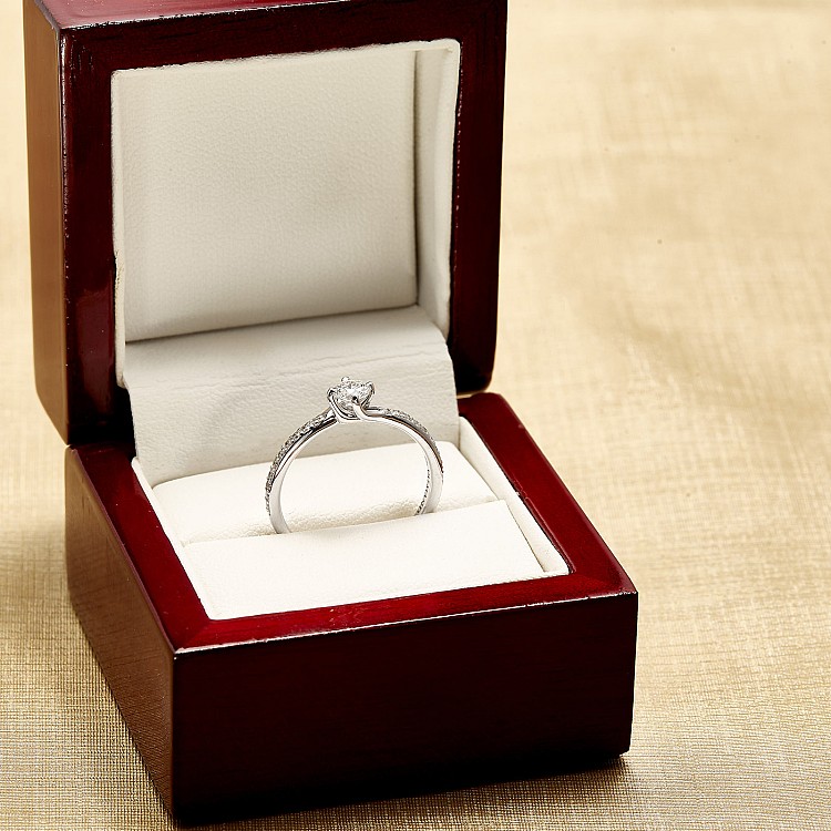 Inel de logodna SideStone din Aur 18k cu Diamant Briliant certificat GIA - model i122358