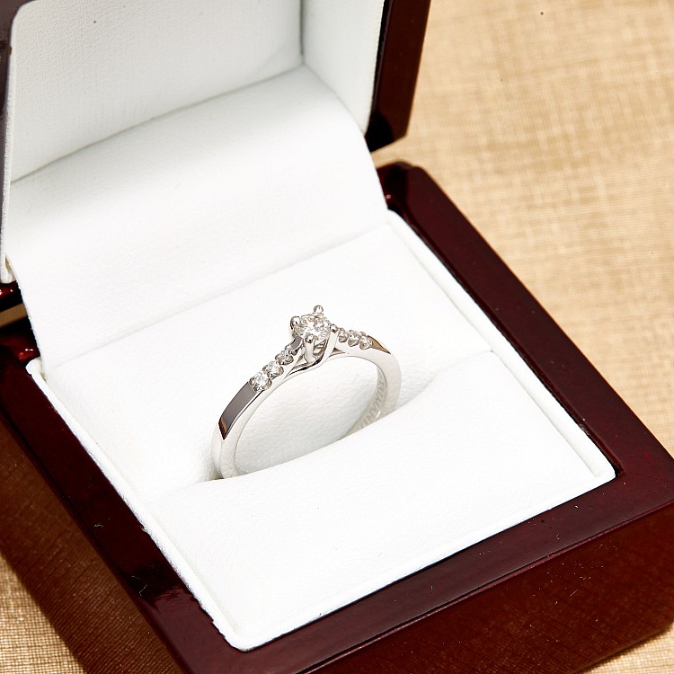 Inel de logodna din Aur 18k cu Diamant Briliant certificat GIA - model i123001