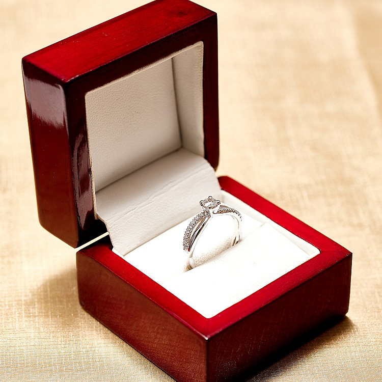 Inel de logodna SideStone din Aur 18k cu Diamant Briliant certificat GIA - model i1730