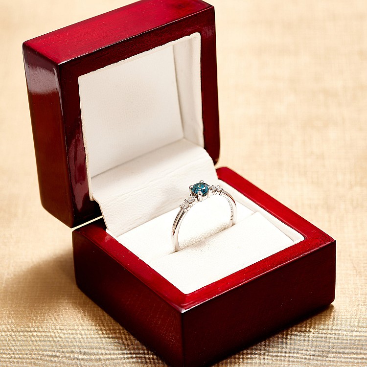 Inel de logodna din Aur 18k sau Platina cu Diamant central Albastru - model i579