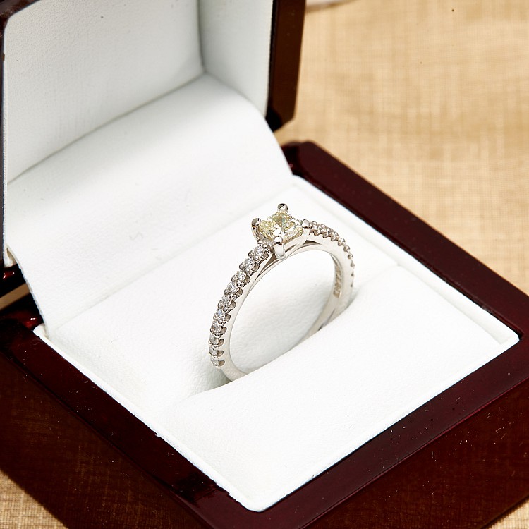 Inel de logodna din Aur 18k sau Platina cu Diamant Central Certificat GIA 0.30ct sau 0.40ct si Diamante secundare - model i122096