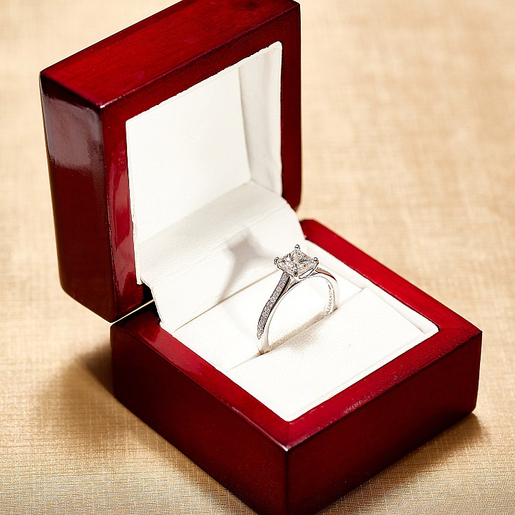 Inel de logodna din Aur Alb 18k cu Diamant Princess Certificat GIA - model i122604