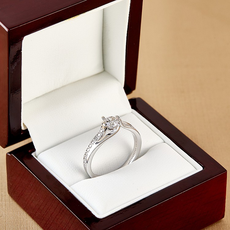 Inel de logodna din Aur 18k sau Platina cu Diamant Central Certificat GIA 0.30ct sau 0.40ct si Diamante secundare - model i1803