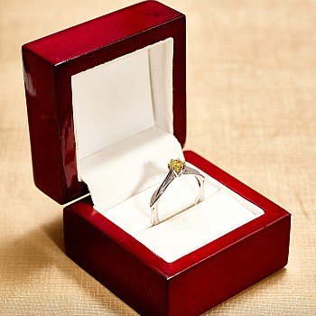 Inel de Logodna Solitaire din Aur Alb 18K cu Diamant Galben Lab Grown Certificat IGI - model i2718