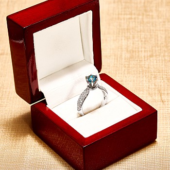 Inel de logodna Sidestone din Aur Alb 18k cu Diamant 1.00ct Albastru si Diamante Incolore - model i2764