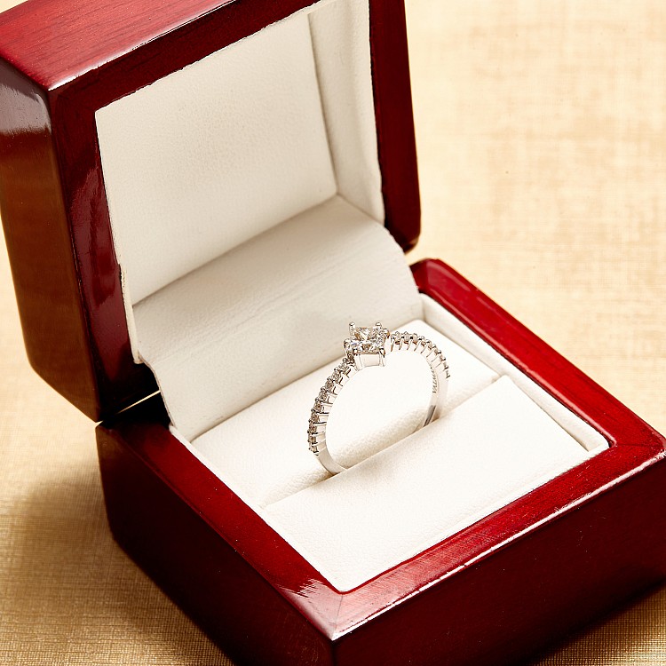 Inel de logodna din Aur 18k sau Platina cu Diamant Princess Certificat GIA 0.30ct sau 0.40ct si Diamante secundare - model i311