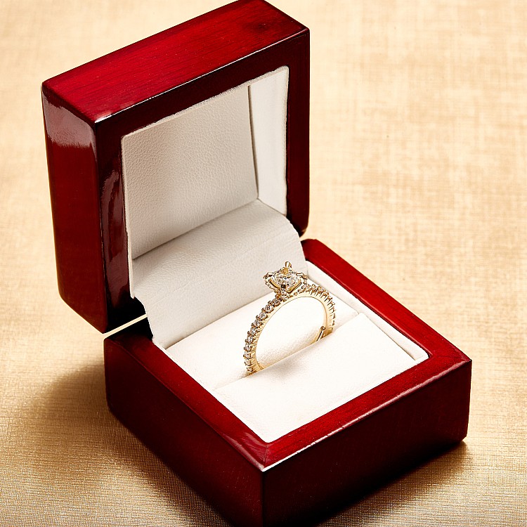 Inel de Logodnă din Aur 18k sau Platina cu Diamant Cushion și Diamant Central Certificat GIA 0.50ct sau 0.70ct si Diamante secundare - model i4041