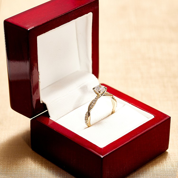 Inel de logodna SideStone din Aur 18k cu Diamant Briliant certificat GIA - model i4644