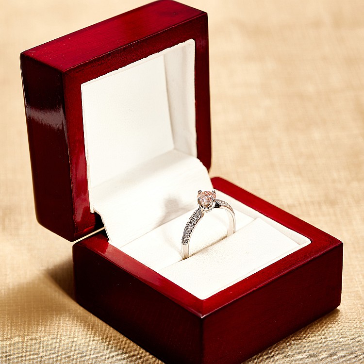Inel de Logodnă Side-Stone din Aur Alb 18K cu Diamant Central Roz Lab Grown Certificat IGI - model i4659