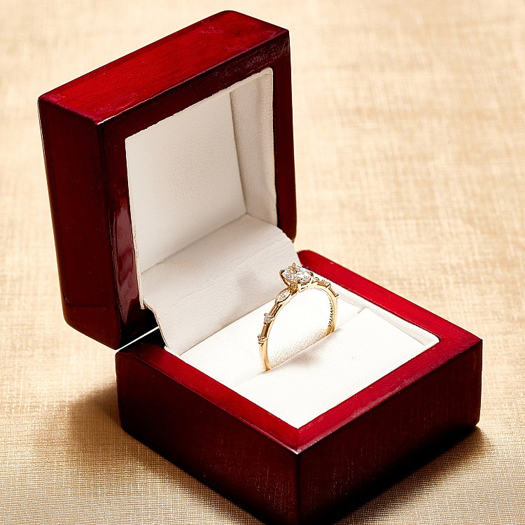 Inel de logodna SideStone din Aur 18k cu Diamant Oval certificat GIA - model i4685