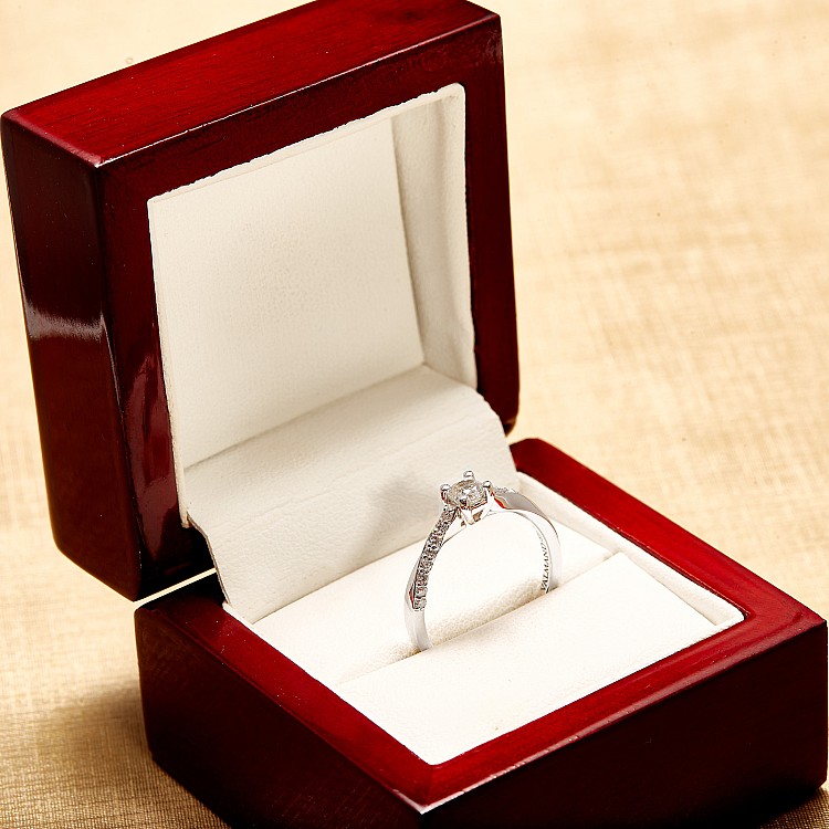 Inel de logodna Side-Stone din Aur Alb 18k cu Diamant Incolor Certificat GIA - model i588