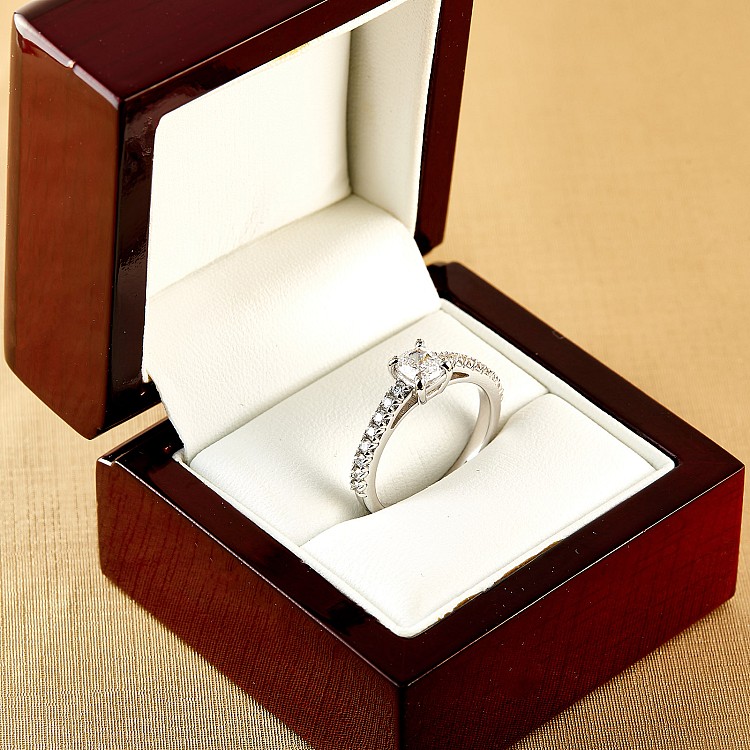 Inel de logodna din Platina cu Diamant Cushion Certificat GIA - model i645