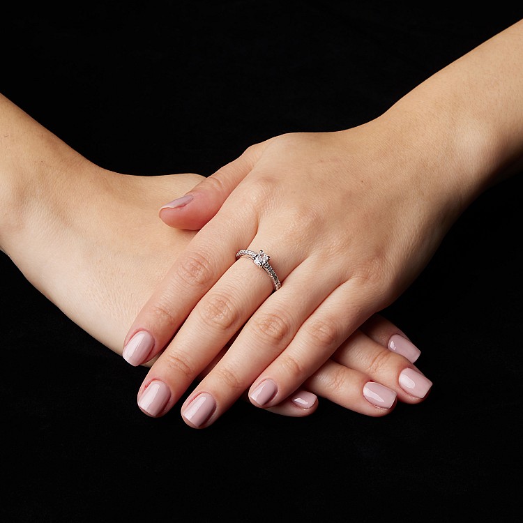 Inel de logodna din Platina cu Diamant Cushion Certificat GIA - model i645