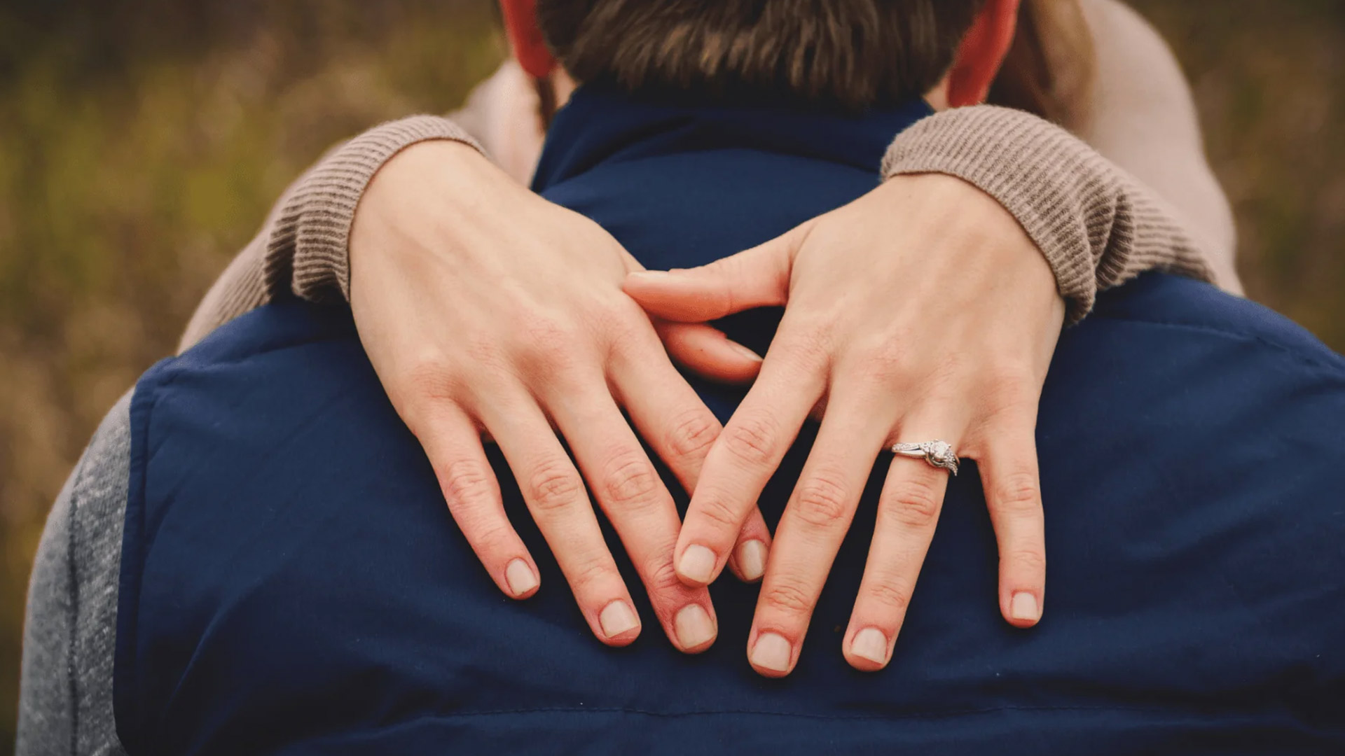 Pe ce mână se poartă inelul de logodnă? Tradiții, semnificații și alegeri moderne.