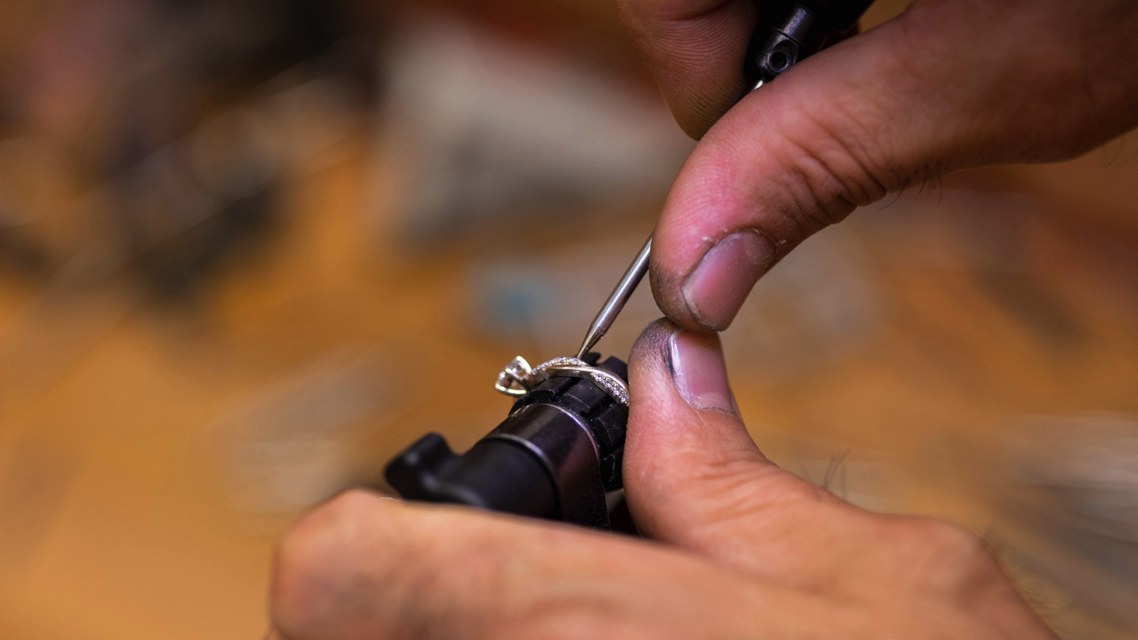 Bijuterii la comandă vs. bijuterii de serie: Care este diferența?