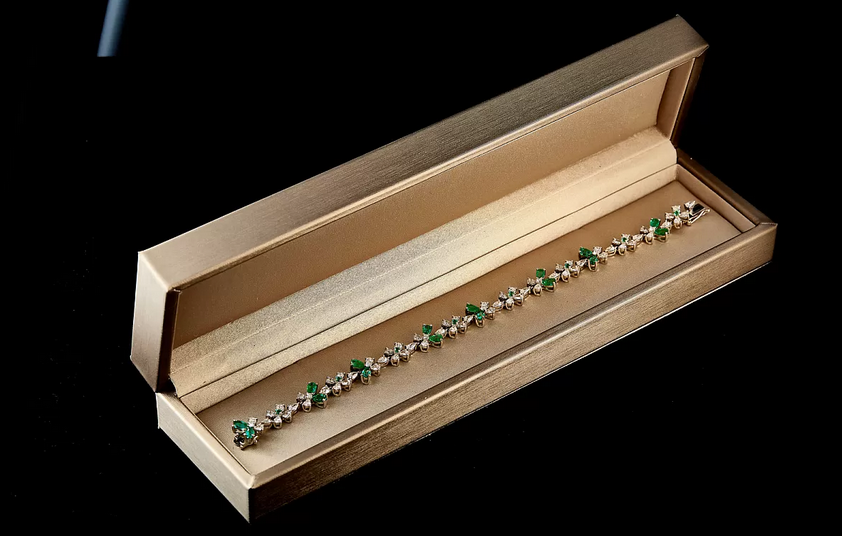 Cum să porţi bijuteriile statement pentru o ţinută reuşită