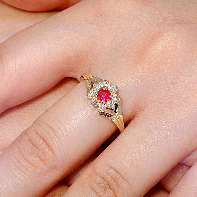 Inel Cadou Clasic din Aur 18k sau Platina cu Rubin si Diamante - model i006