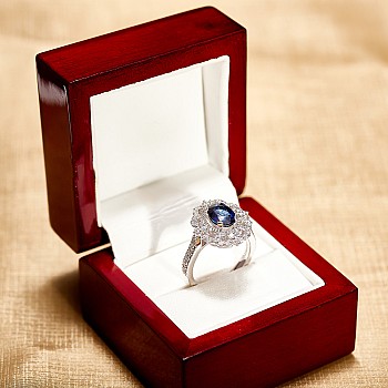 Inel vintage cadou din Aur 18k sau Platina cu Safir Oval si Diamante incolore - model i1661