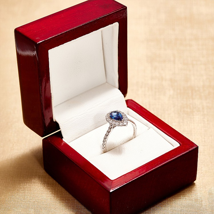 Inel de Logodna Anturaj din Aur Alb 18k cu Safir Para si Diamante Incolore - model i2989