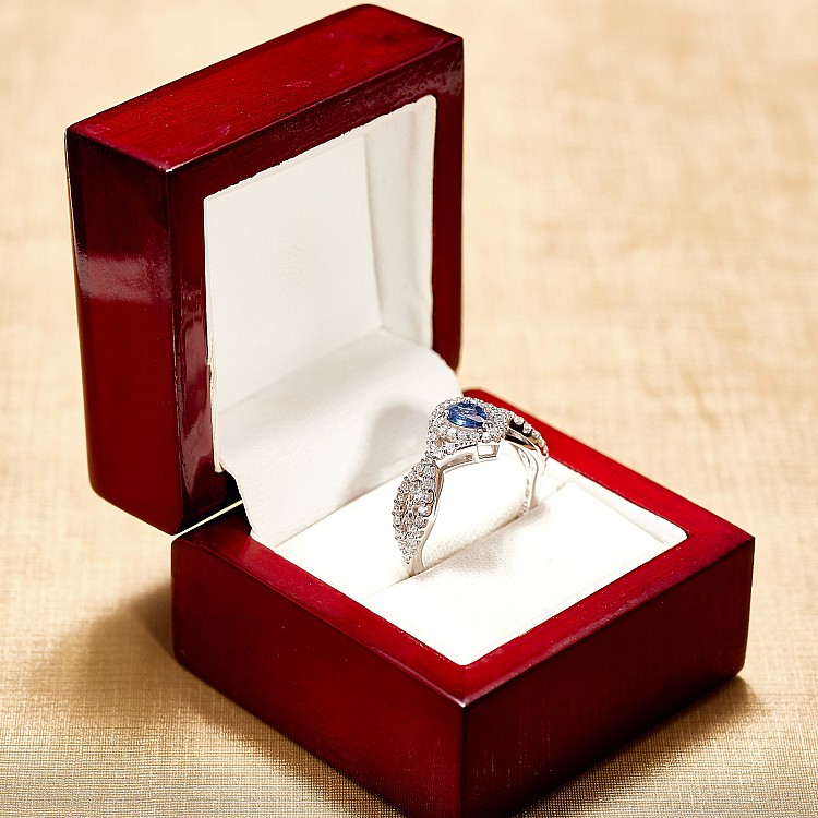 Inel Cadou din Aur 18k sau Platina cu Safir Para 6x4 mm si Diamante incolore - model i4691