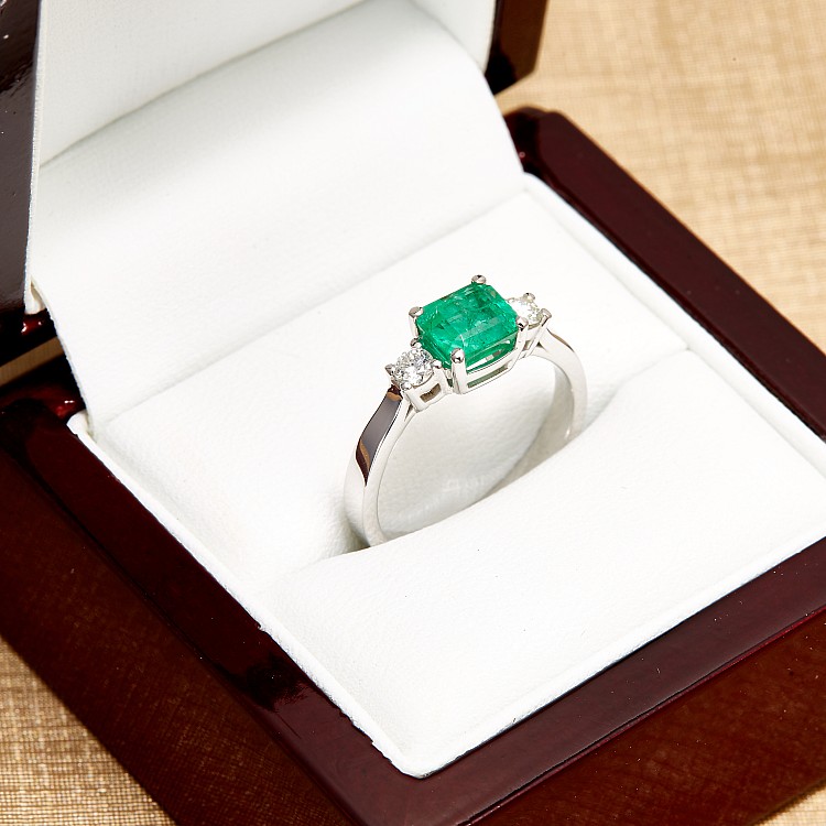 Inel de Logodna din Aur 18k sau Platina cu Smarald emerald si Diamante - model i015