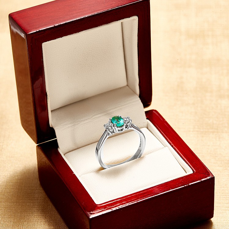 Inel de Logodna din Aur 18k sau Platina cu Smarald si Diamante - model i015