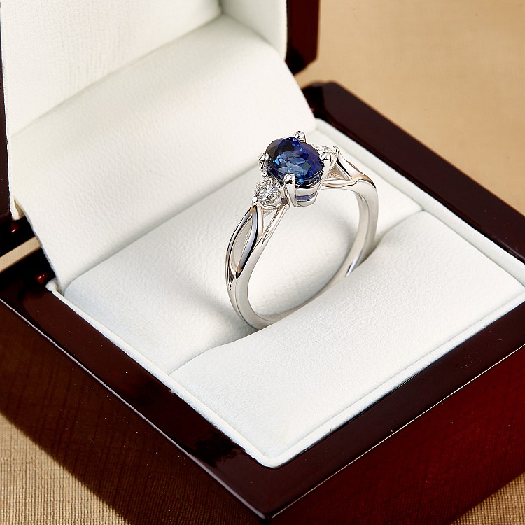 Inel din Aur 18k sau Platina cu Safir si Diamante - model i122513