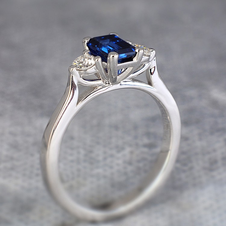 Inel de logodna din Aur 18k sau Platina cu Safir si Diamante - model i1600