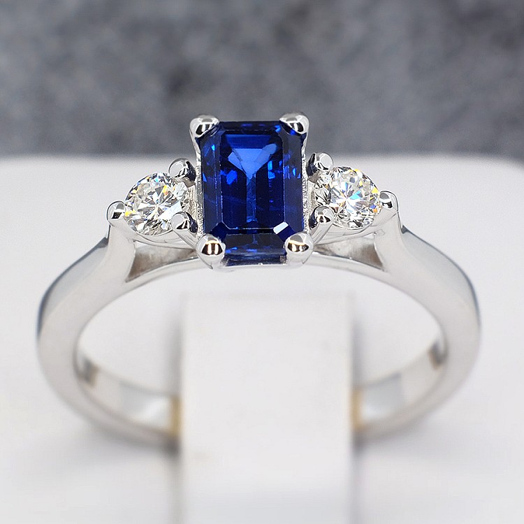 Inel de logodna din Aur 18k sau Platina cu Safir si Diamante - model i1600