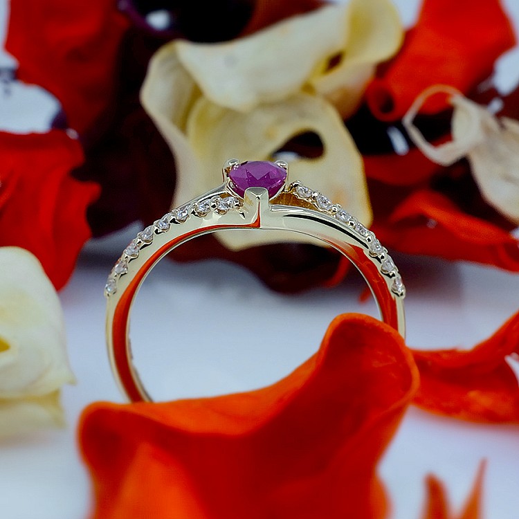 Inel de Logodna din Aur 18k sau Platina cu Rubin lacrima si Diamante - model i533
