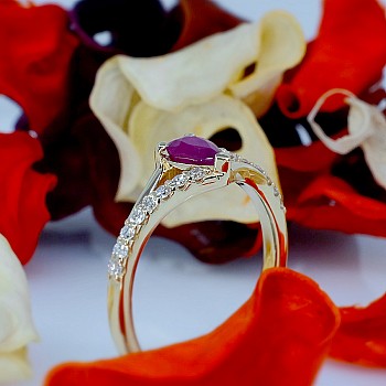 Inel de Logodna din Aur 18k sau Platina cu Rubin lacrima si Diamante - model i533