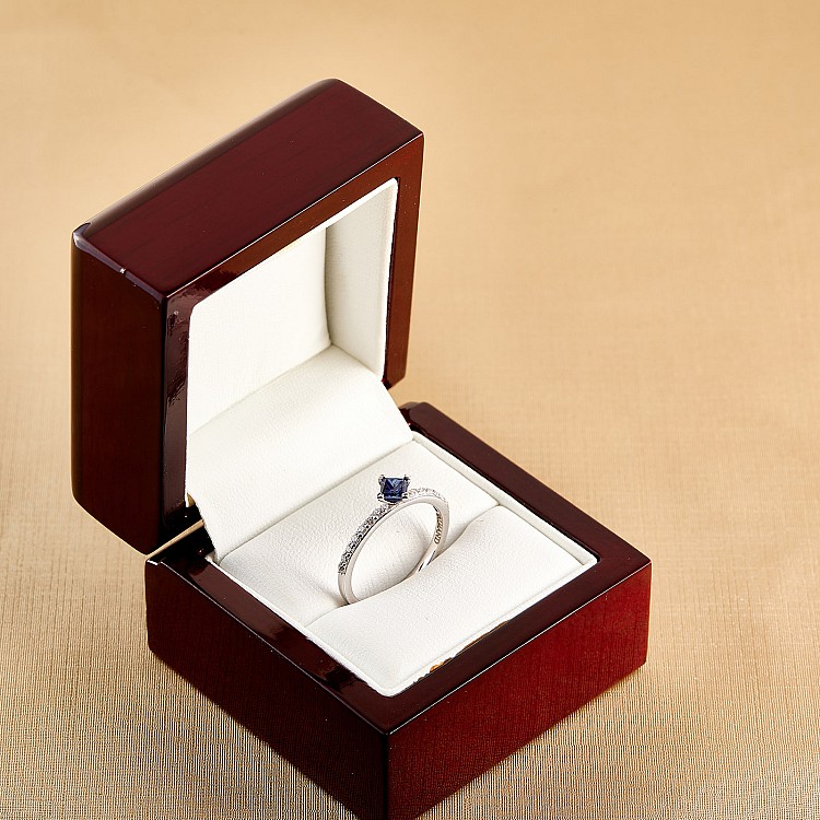 Inel de logodna din Aur 18k sau Platina cu Safir si Diamante - model i1227907