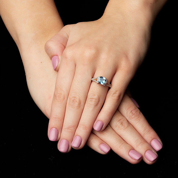 Inel Cadou din Aur cu Topaz Cushion, Rubine si Diamante - model i2705