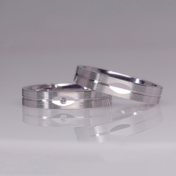 Verighete din Aur 18k cu Striatii si Diamant - model v1620